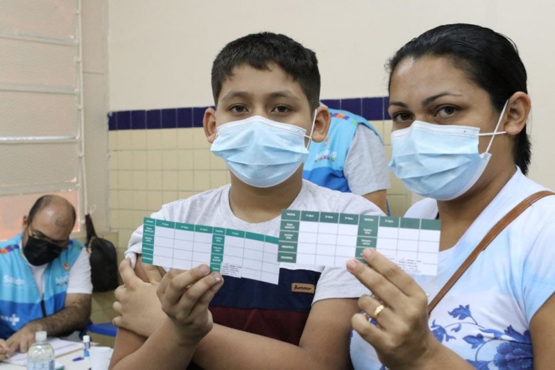 Mãe e filho tomam 1ª e 2ª dose