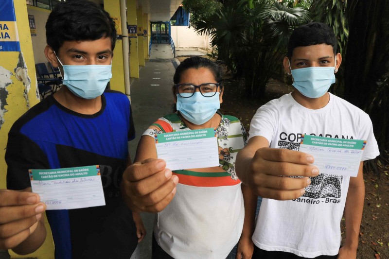 Mãe e filhos adolescentes tomam 1ª dose contra Covid-19