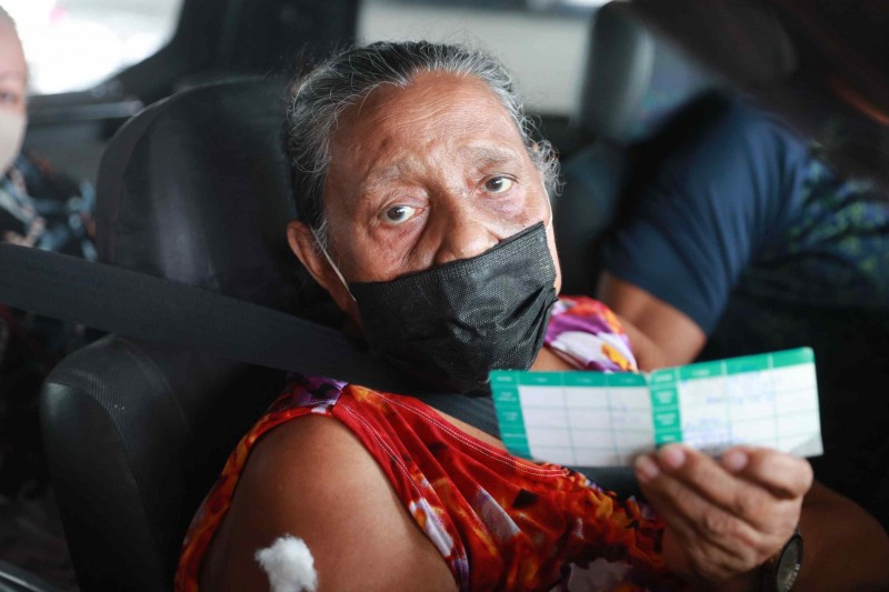 Idosa de 77 anos imunizada