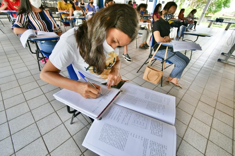 Estudante responde questão, durante Aulão do Enem 2021, em Vitória do Mearim. (Foto: Cinaldo Oliveira)