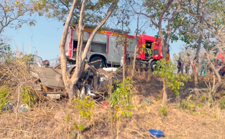 CBMTO atende vítima que saiu com o carro fora da pista e bateu em árvore - Foto: CBMTO/Governo do Tocantins