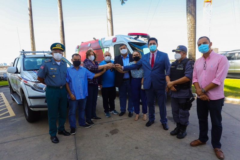 Governador entregou uma ambulância e uma viatura policial para o município (Foto: Gilson Teixeira)