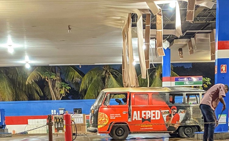 Teto do posto de combustível ficou derretido por causa da alta temperatura - Foto: Divulgação