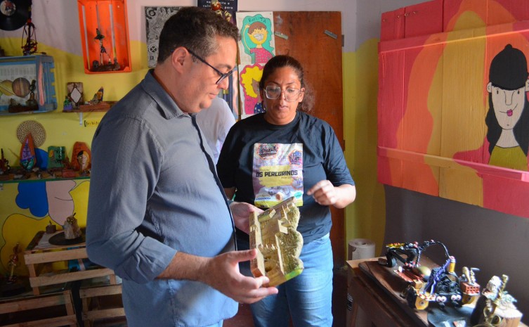Sandra Reniê apresentou peças artesanais da região ao presidente da Adetuc, durante visita Casa de Cultura de Lavandeira - Foto: Flávio Cavalera/Governo do Tocantins