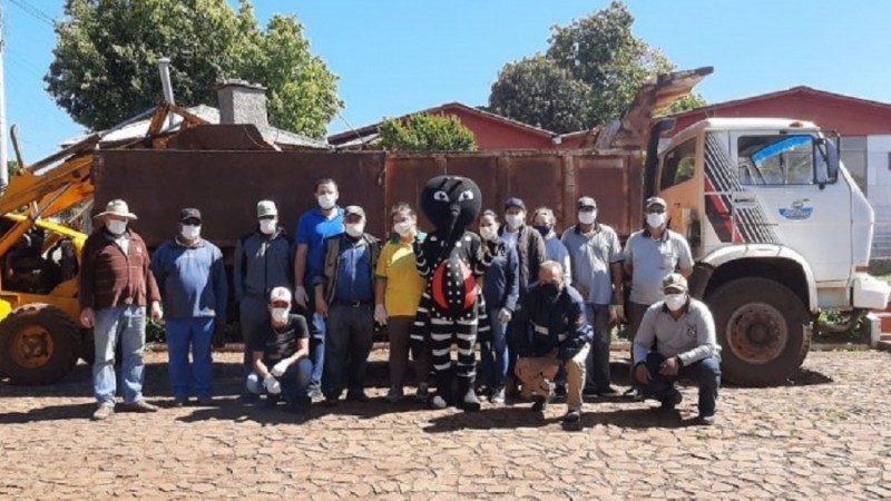 Em Entre Rios do Sul, o boneco do Aedes participou da mobilização - Foto: Divulgação SES
