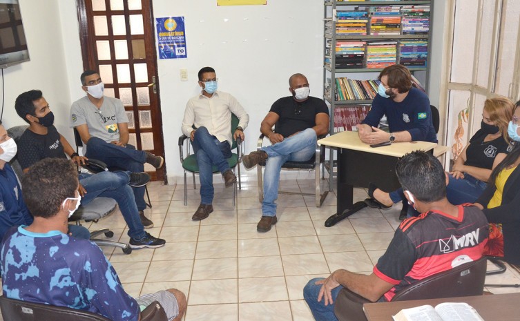 Durante a roda de conversa, os participantes também assistiram a um filme sobre valorização da vida - Foto: Seciju/Governo do Tocantins