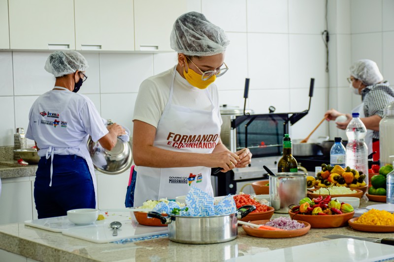 Aluna durante inauguração do Restaurante da Educação (Foto: Karlos Geromy)
