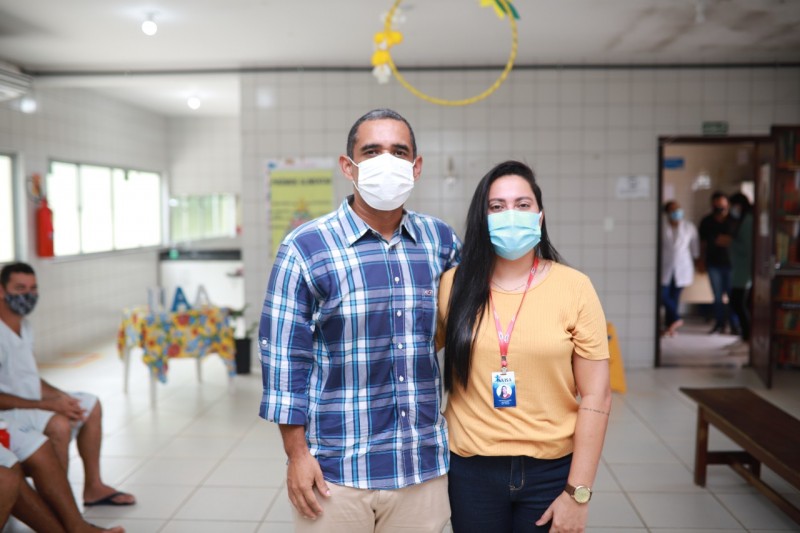 Antônio Cavalcante ao lado da coordenadora da UAA, Daiane de Oliveira Costa, durante a visita. (Foto: Ruy Barros)