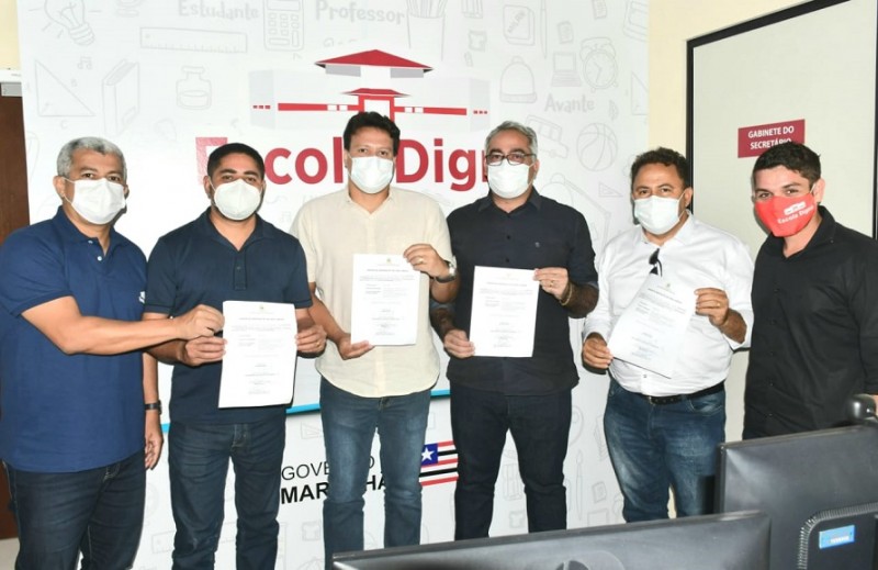 Secretário Felipe Camarão, o prefeito Lúcio Flávio e o deputado José Inácio assinaram as ordens de serviço. (Foto: Lauro Vasconcelos)