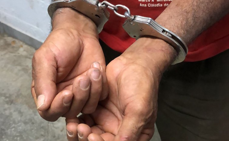 Homem foi preso no momento em que agredia idoso em Conceição do Tocantins - Foto: SSP/Governo do Tocantins