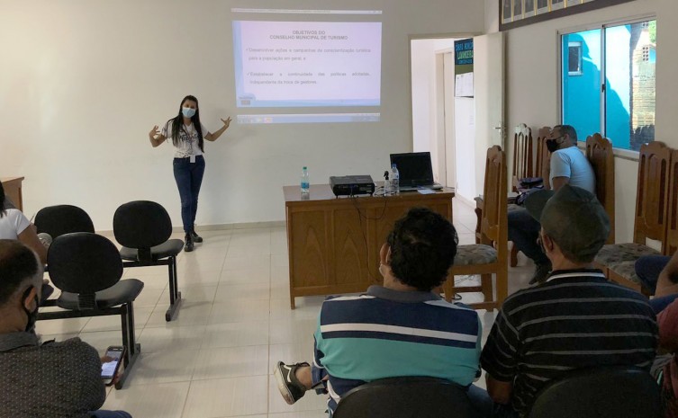 Gerente de Produtos Turísticos da Adetuc, Kleiryanne Aguiar, orientou sobre regulamentação para implantação do Conselho de Turismo - Foto: Adetuc/Governo do Tocantins