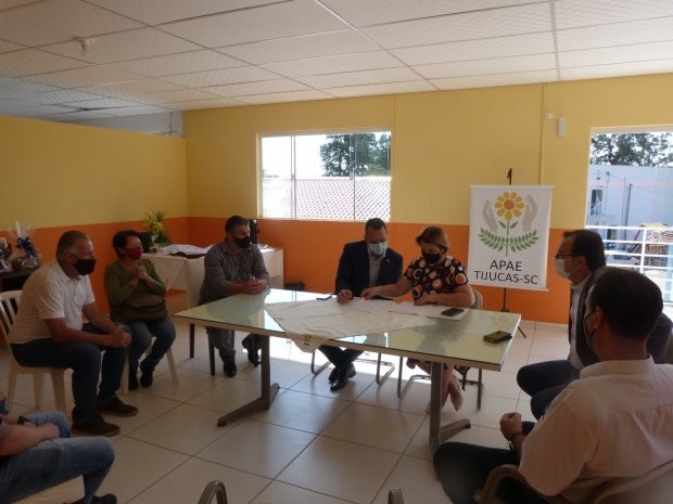 Fotos: Divulgação/FCEE A presidente da Fundação Catarinense de Educação Especial (FCEE), Janice Krasniak, acompanhou na segunda-feira, 27, o secretário de Estado da Administração, Jorge Eduardo Tasca, em visita à Associação de Pais e Amigos dos Excepciona