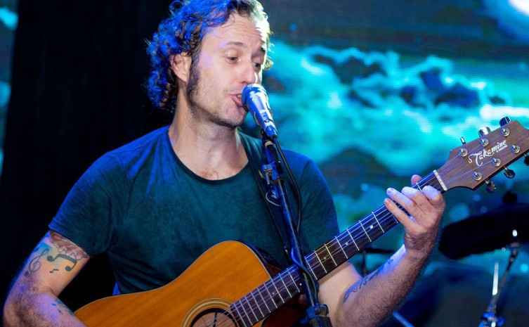 Apresentação será comandada pelo músico e compositor Marcelo Linares, cantando músicas autorais - Foto: Divulgação