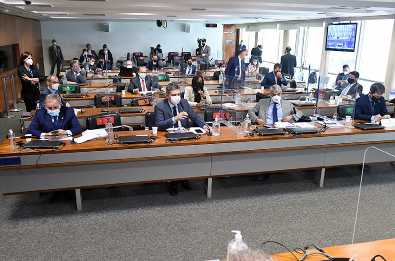 Senadores na reunião de quinta-feira da CPI, quando requerimentos foram aprovados