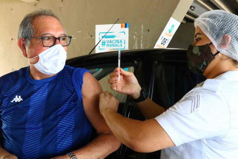 Trabalhadores com mais de 50 anos aguardavam ansiosos pela terceira dose - FOTO: Roberto Carlos/Secom
