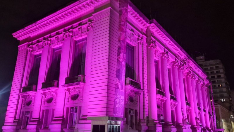 O Palácio Piratini, sede do governo gaúcho, está iluminado com a cor que motiva a campanha que promove a saúde das mulheres - Foto: Itamar Aguiar/Palácio Piratini