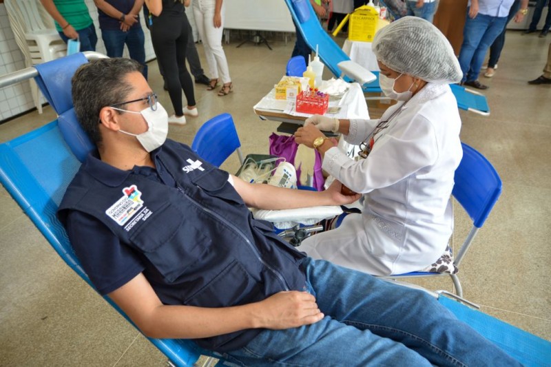 Secretário Carlos Lula foi o primeiro a doar sangue. (Foto: Caio Oliveira)