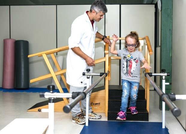 Fisioterapeuta André Rocha em atendimento no Centro de Reabilitação da Fundação - Foto: Divulgação / FCEE