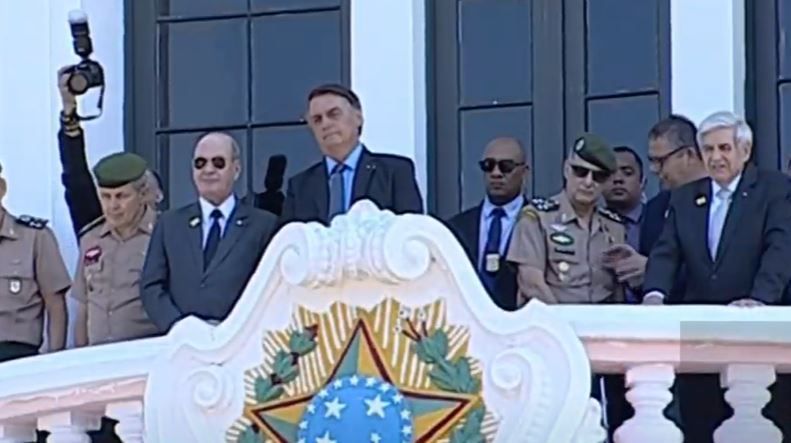 Ao lado de ministros, Bolsonaro participa de cerimônia de cadetes em Campinas (SP) - (Foto: Reprodução )