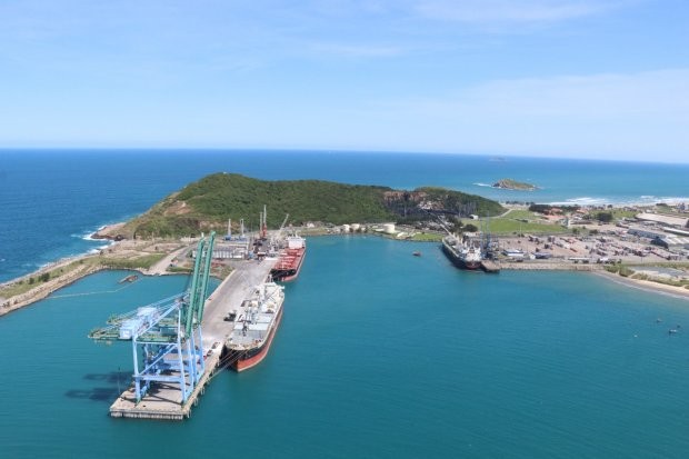 Foto: Divulgação/SCPAR O Porto de Imbituba, no Sul do estado, segue crescendo. A movimentação de carga em setembro atingiu 660,9 mil toneladas. O resultado, além de representar uma alta de 9,6% em relação ao mesmo período do ano passado, é a melhor marca 