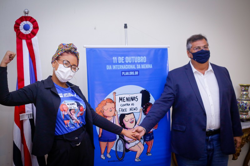 A jovem Bia Diniz e o governador Flávio Dino (Foto: Brunno Carvalho)