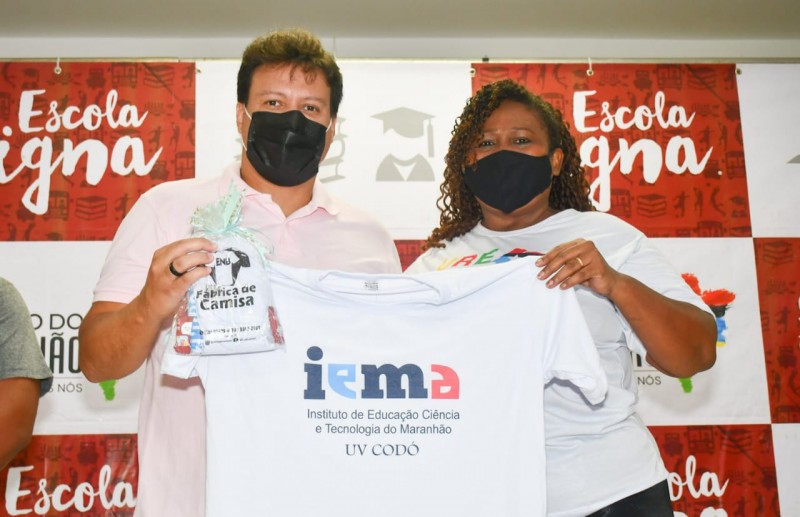 <em>Secretário Felipe Camarão durante entrega de certificado aos alunos do IEMA Vocacional em Codó (Foto: Divulgação)</em>