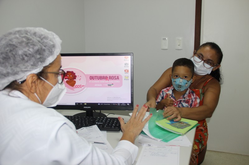 Artur Gabriel e a avó Leia Brito. (Foto: Divulgação)