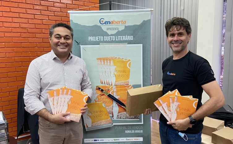 Presidente da Adetuc, Jairo Mariano, e o presidente da Cia Cenaberta de Teatro, kaka Nogueira, durante a entrega de exemplares do livro Punhal de Versos - Foto: Turismo/Governo do Tocantins