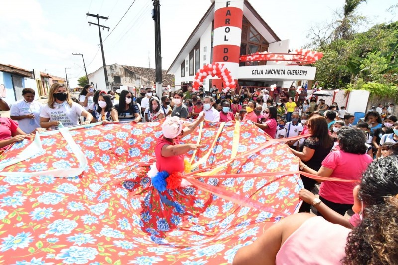 <em>População comemorou entrega do Farol do Saber Célia Anchieta Guerreiro (Foto: Divulgação)</em>
