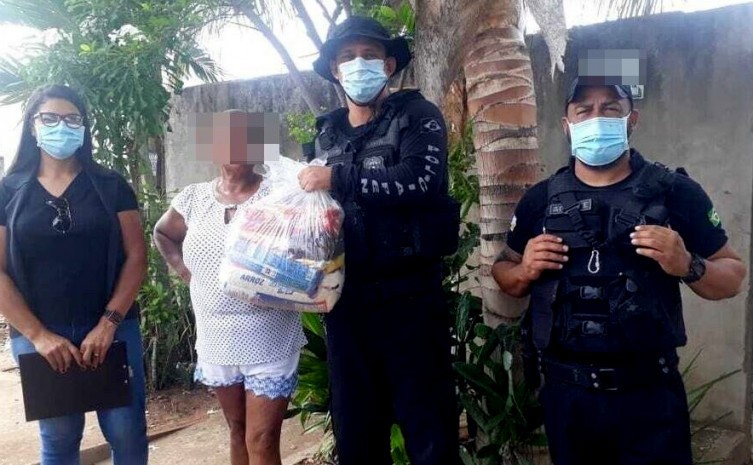 Os familiares dos custodiados da Unidade Penal receberam 29 kits de alimentos ao todo - Foto: Seciju/Governo do Tocantins