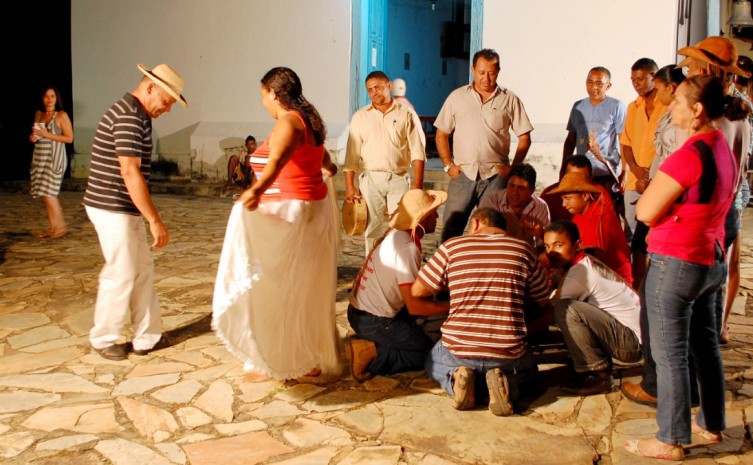 Durante evento, foliões se divertem com a Suça, que é uma espécie de brincadeira ao som de viola e pandeiro - Foto: Emerson Silva/Governo do Tocantins