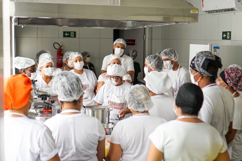 <em>Alunos do programa social Formando e Cozinhando destacaram a importância do curso (Foto: Divulgação)</em>