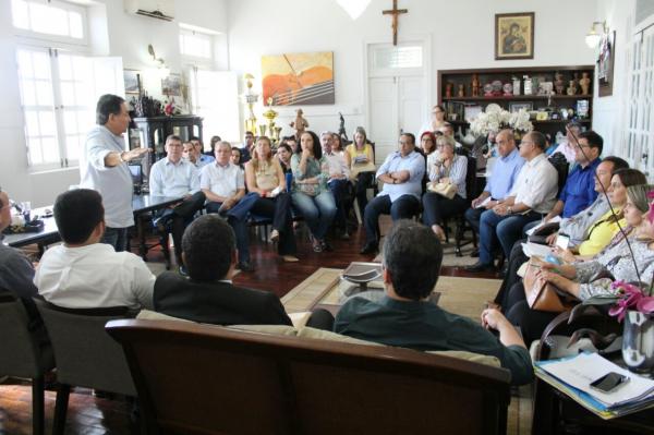 Prefeito Izaías Régis reunido com o seus secretários