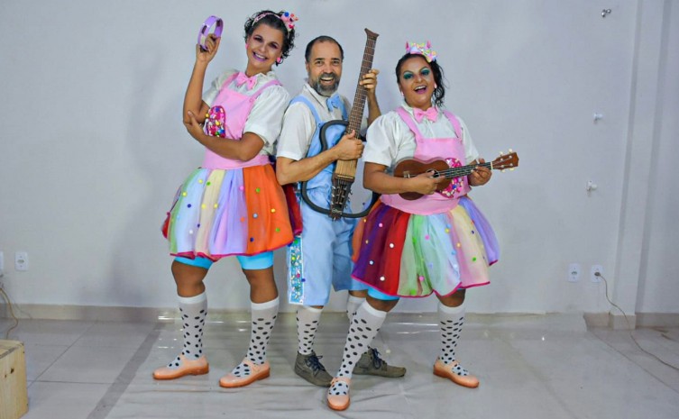 Espetáculo faz um resgate das canções populares em formato irreverente - Foto: Divulgação