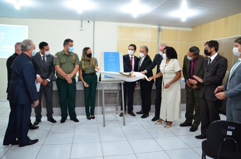 Descerramento da placa de inauguração do escritório social. (Foto: Divulgação)