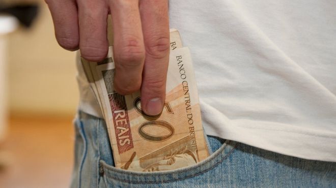 Piso salarial médio fechou janeiro em R$ 1.288 - (Foto: Marcos Santos/USP Images)