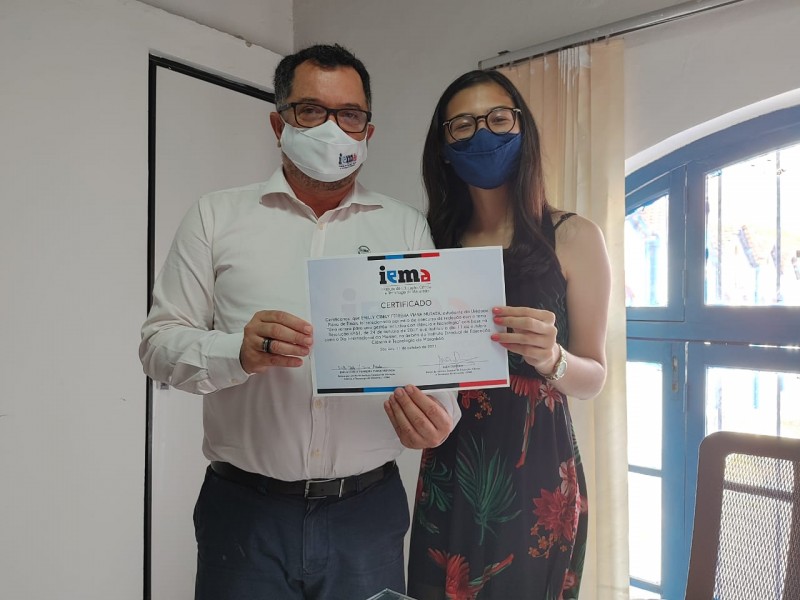 O reitor Alex Oliveira diploma a reitora Emilly Cibely (Foto: Divulgação)