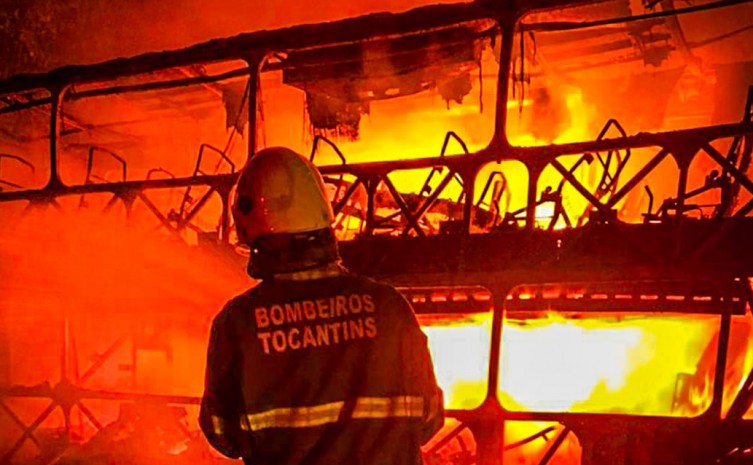 Bombeiro militar usa jato de água para conter fogo em ônibus - Foto: Corpo de Bombeiros Militar/Governo do Tocantins