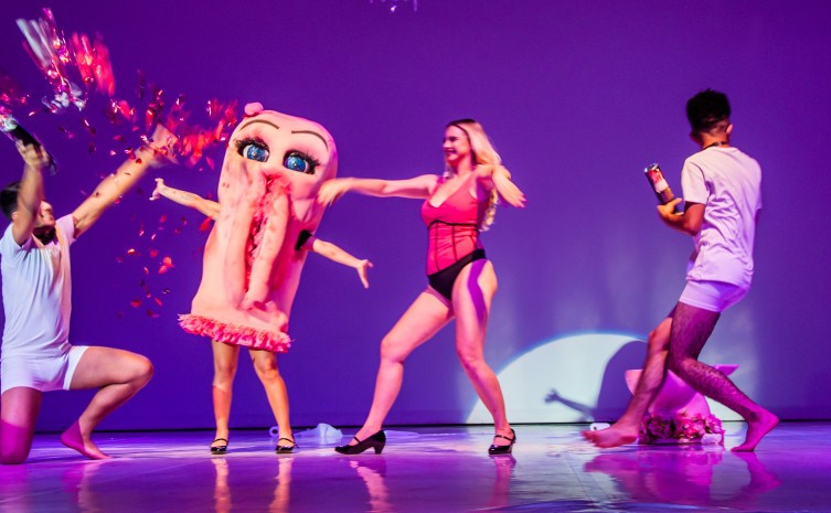 Eu & Minha Gina traz uma vagina em formato de boneca que dança, canta e até dialoga - Foto: Divulgação