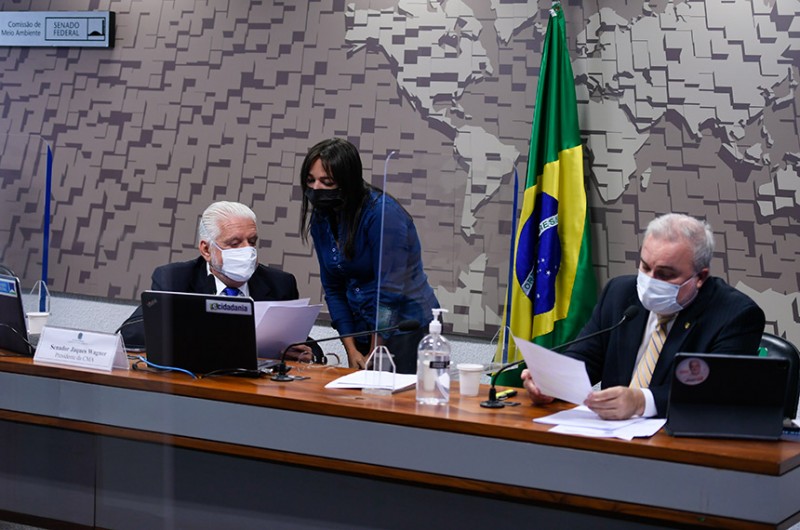 Relatora, Eliziane Gama conversa com o presidente da CMA, Jaques Wagner, ao lado de Jean Paul Prates - Edilson Rodrigues/Agência Senado