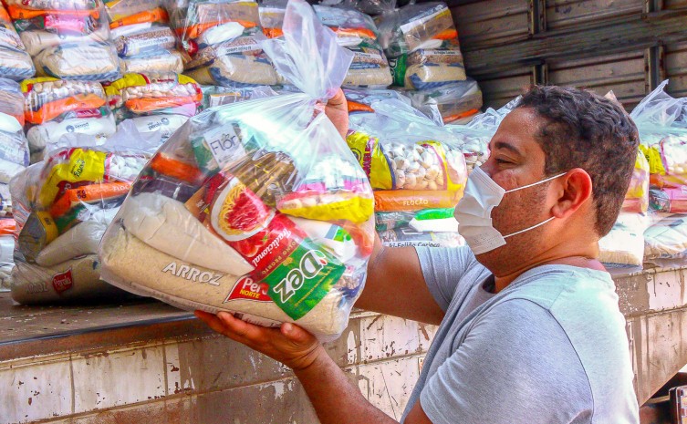 Entrega de kits de alimentos ocorre em parceria com os Cras, associações e entidades religiosas - Foto: Carlessandro Souza/Governo do Tocantins