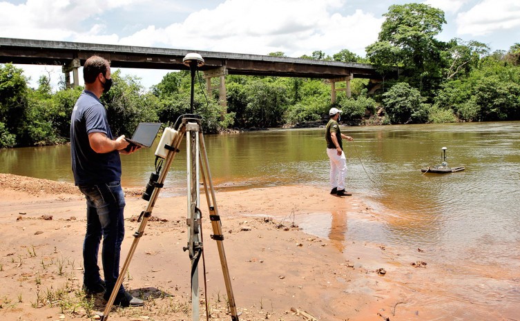 Fatores físicos são avaliados no próprio local como condutividade elétrica, temperatura da água, temperatura do ar, ph, turbidez e componentes sólidos - Foto: Marcel de Paula/Governo do Tocantins