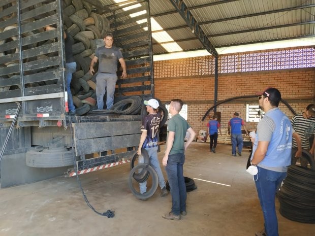 Fotos: Divulgação/IMA Entre os dias 25 e 27 de outubro, ocorreu mais um mutirão para recolhimento de pneus no estado. A ação aconteceu por meio de uma parceria entre a Secretaria de Estado da Saúde (SES/SC), o Instituto do Meio Ambiente (IMA) - com o Prog