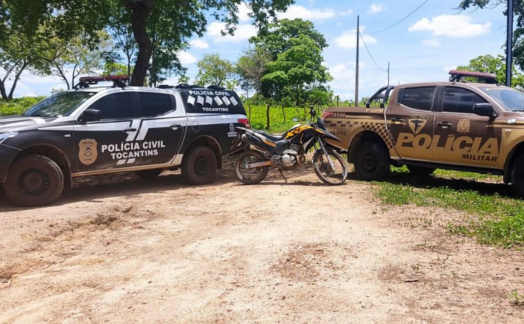 Após denúncia anônima, equipes integradas da Polícia Civil e Polícia Militar se deslocaram até uma fazenda de Arraias e apreenderam uma motocicleta - Foto: Segurança Pública/Governo do Tocantins