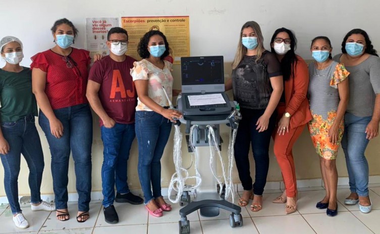 Servidora da SES, Mayara Coelho da Silva, realiza a entrega dos equipamentos aos municípios, além de apresentar e capacitar sobre uso adequado dos aparelhos - Foto: SES/Governo do Tocantins