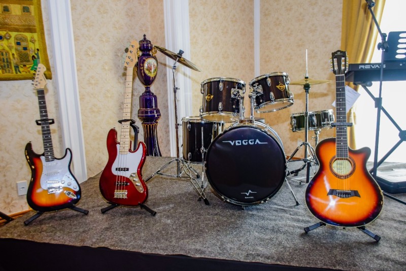 <em>Cada kit musical é composto de uma unidade dos seguintes instrumentos: teclado, contrabaixo, bateria, violão, guitarra e microfone (Foto: Karlos Geromy)</em>