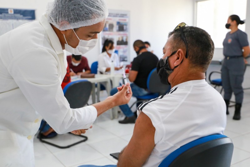 Aplicação da terceira dose em trabalhadores das forças de segurança e salvamento e forças armadas iniciou nesta quarta-feira (3). (Foto: Rogério Sousa)