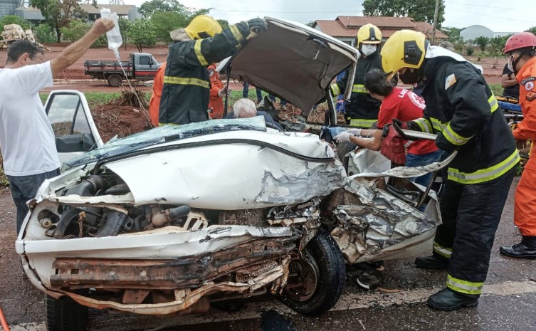 Homem teve múltiplas fraturas e os militares do 3º Batalhão de Bombeiros precisaram desencarcerar a vítima para prestar os primeiros socorros - Foto: Corpo de Bombeiros/Governo do Tocantins