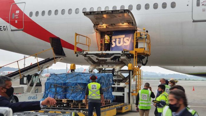 Em janeiro, chegaram 2 milhões de doses prontas da vacina de Oxford ao Brasil - (Foto: Pedro Paulo Souza/MS - 22.01.2021)