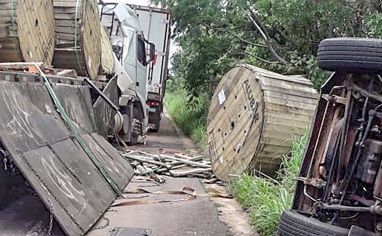 Engavetamento na BR - 153, nas proximidades de Colinas, envolveu cinco veículos - Foto: CBMTO/Governo do Tocantins